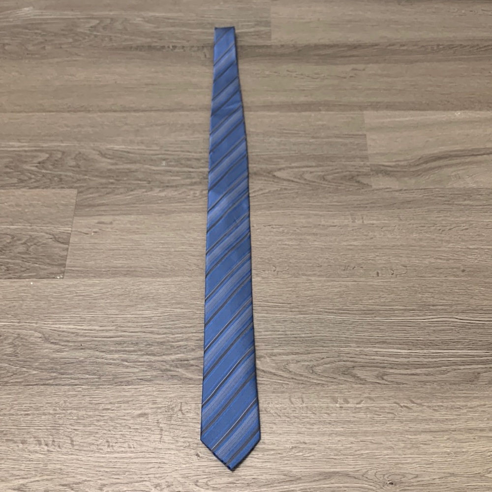 Kenneth Cole Reaction Blue 100% silk tie